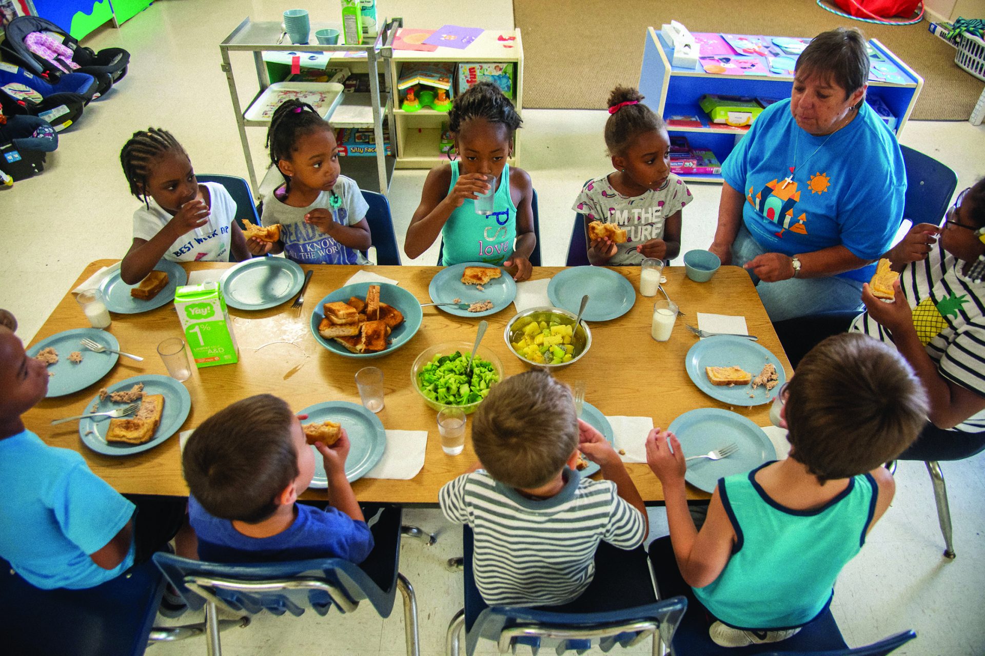 kids eating lunch at preschool