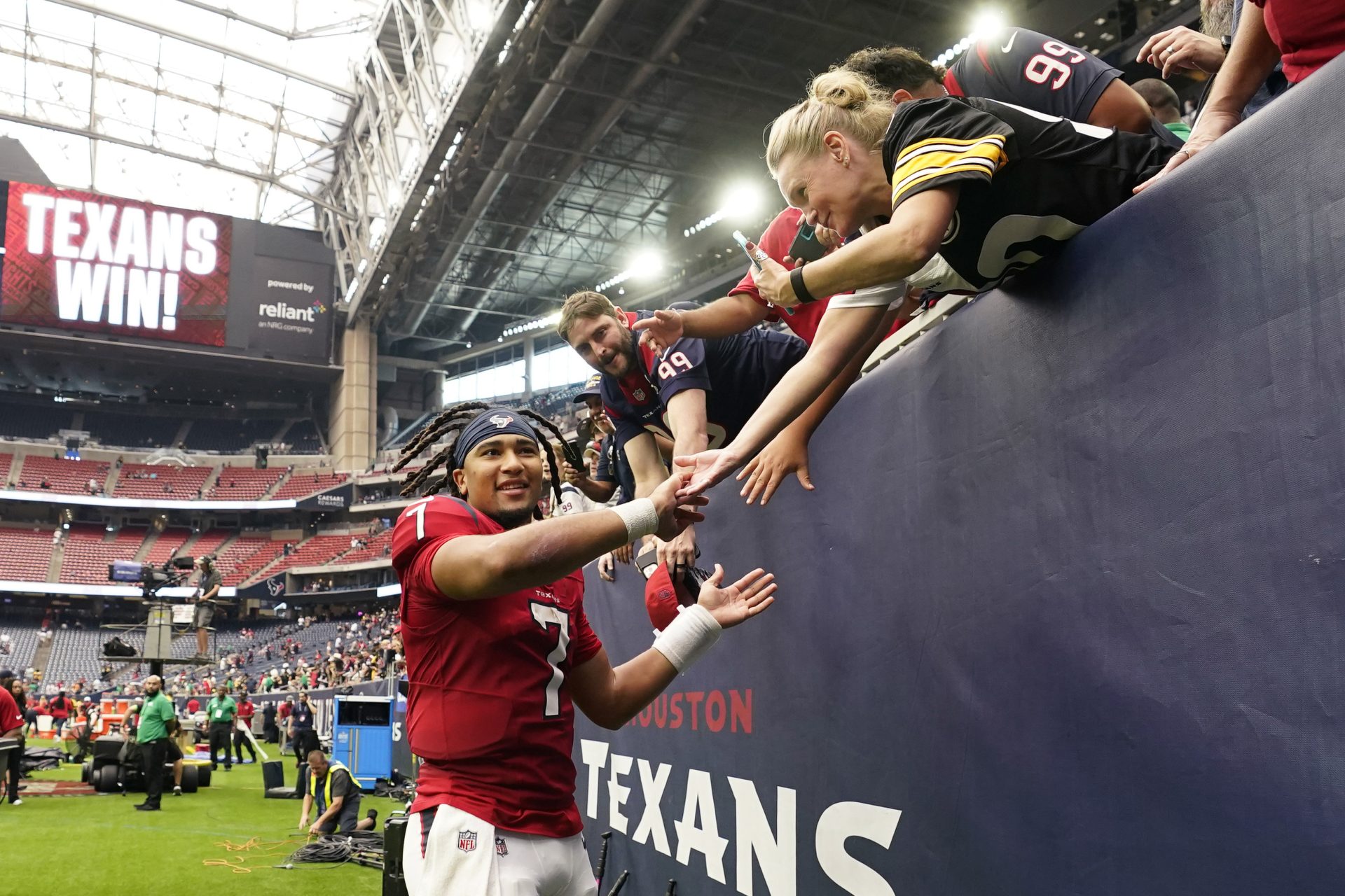 Stroud throws for 306 yards, two TDs to lead Texans over Steelers