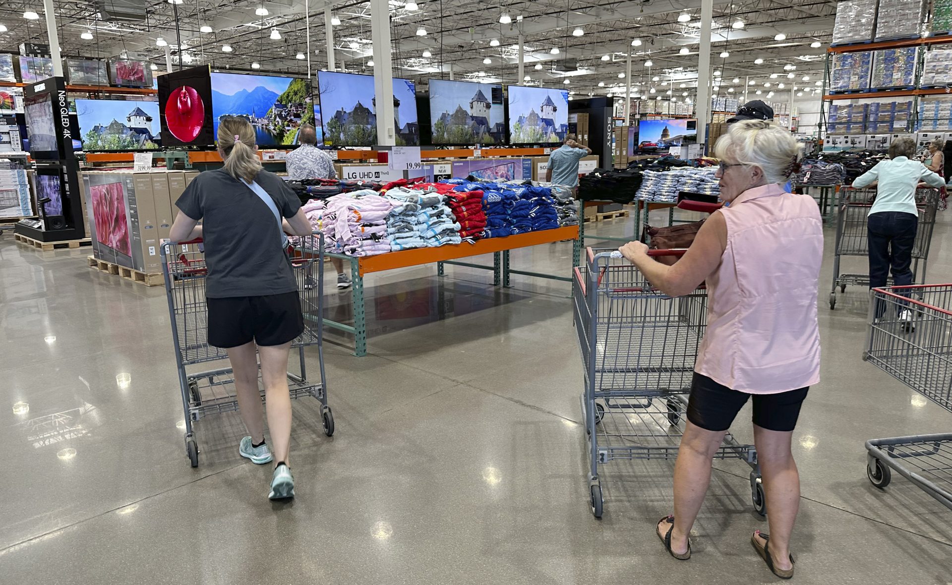 Heavy burden for shoppers as holidays near: soaring prices